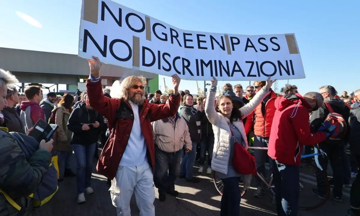 Green pass obbligatorio, allerta per proteste e contestazioni: la situazione in Italia e in Calabria - LIVE