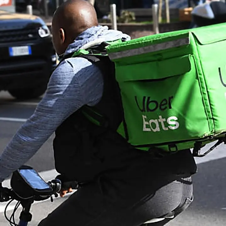 Caporalato sui rider, prima condanna: 440mila euro di risarcimento per i fattorini