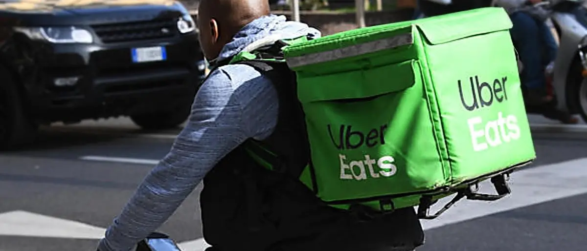 Caporalato sui rider, prima condanna: 440mila euro di risarcimento per i fattorini