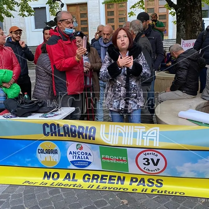 No green pass, manifestazione a Cosenza con la senatrice Granato: «Siamo cittadini, non sudditi»
