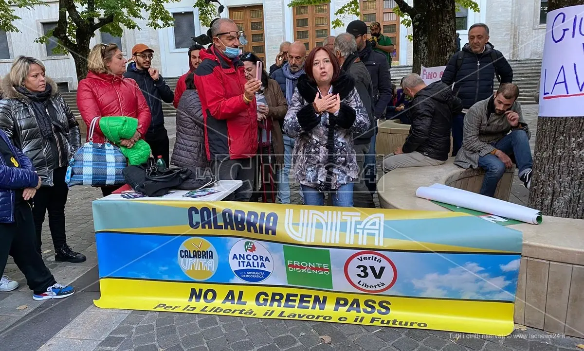 No green pass, manifestazione a Cosenza con la senatrice Granato: «Siamo cittadini, non sudditi»