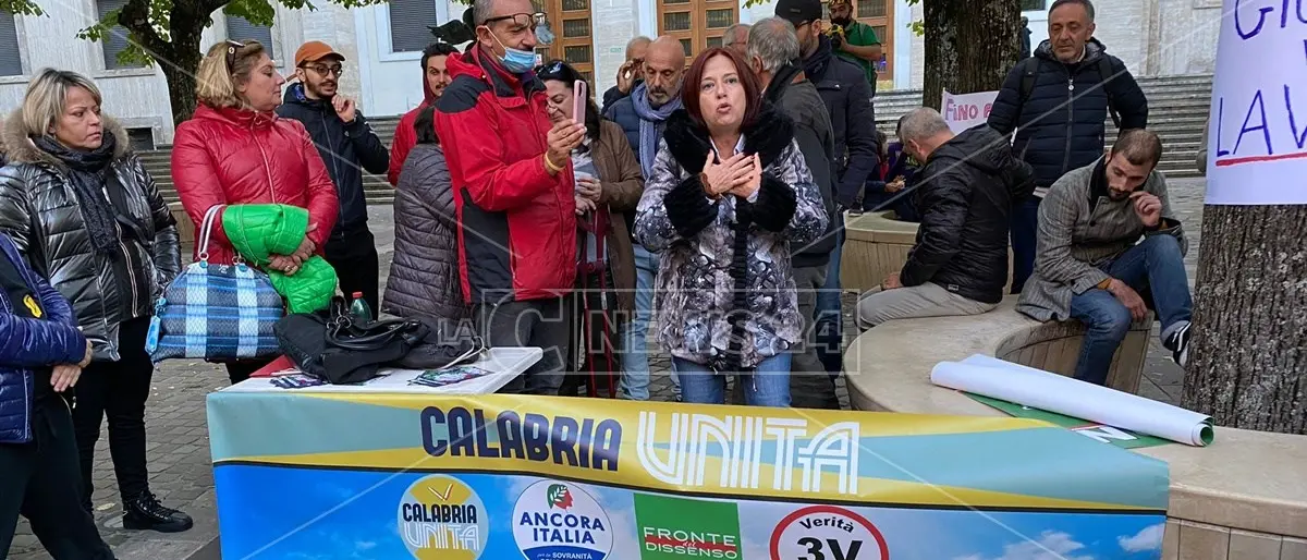 No green pass, manifestazione a Cosenza con la senatrice Granato: «Siamo cittadini, non sudditi»