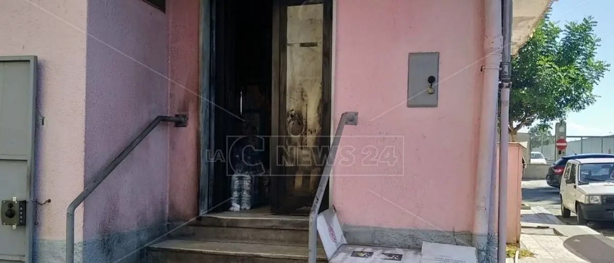 Crotone, incendio in un negozio di alimentari: non si esclude la matrice dolosa