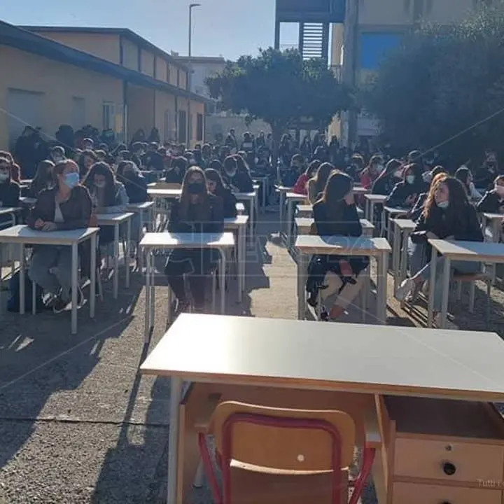 Mancano le aule, continua la protesta degli studenti a Locri: «Pronti a spostare i banchi in piazza»