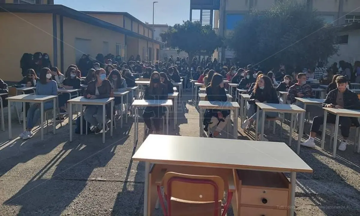 Mancano le aule, continua la protesta degli studenti a Locri: «Pronti a spostare i banchi in piazza»