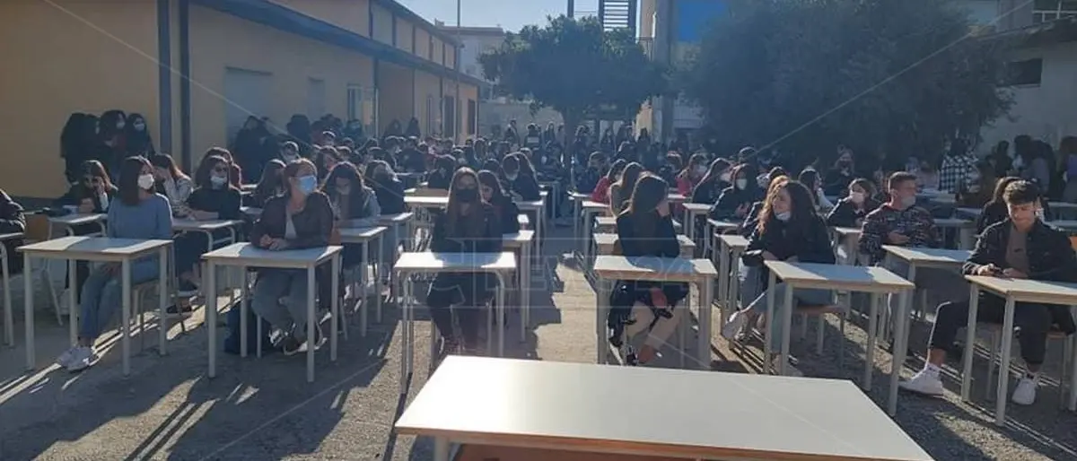 Mancano le aule, continua la protesta degli studenti a Locri: «Pronti a spostare i banchi in piazza»