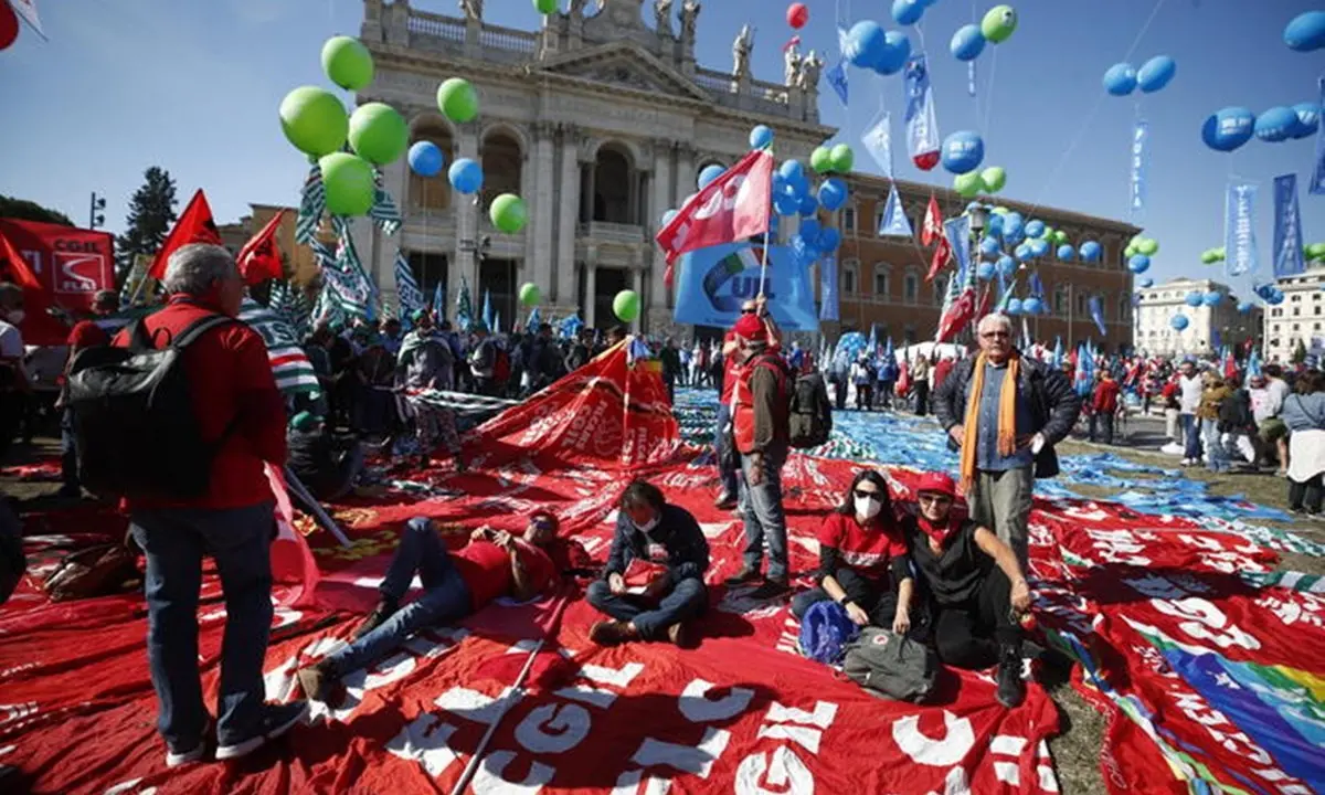 I sindacati in piazza a Roma: «Siamo in 200mila». E Landini ribadisce: «Sciogliere le forze fasciste»