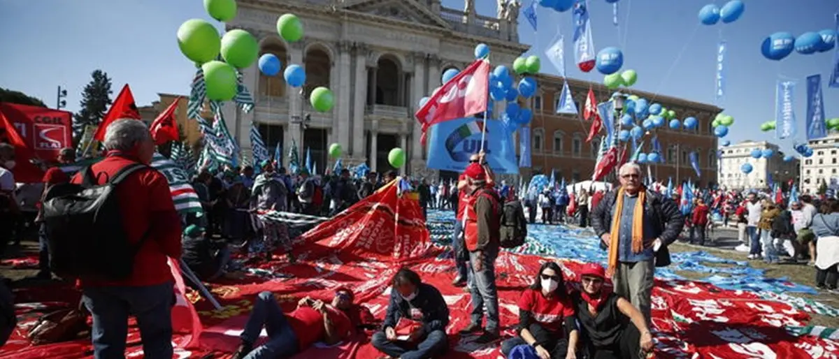 I sindacati in piazza a Roma: «Siamo in 200mila». E Landini ribadisce: «Sciogliere le forze fasciste»