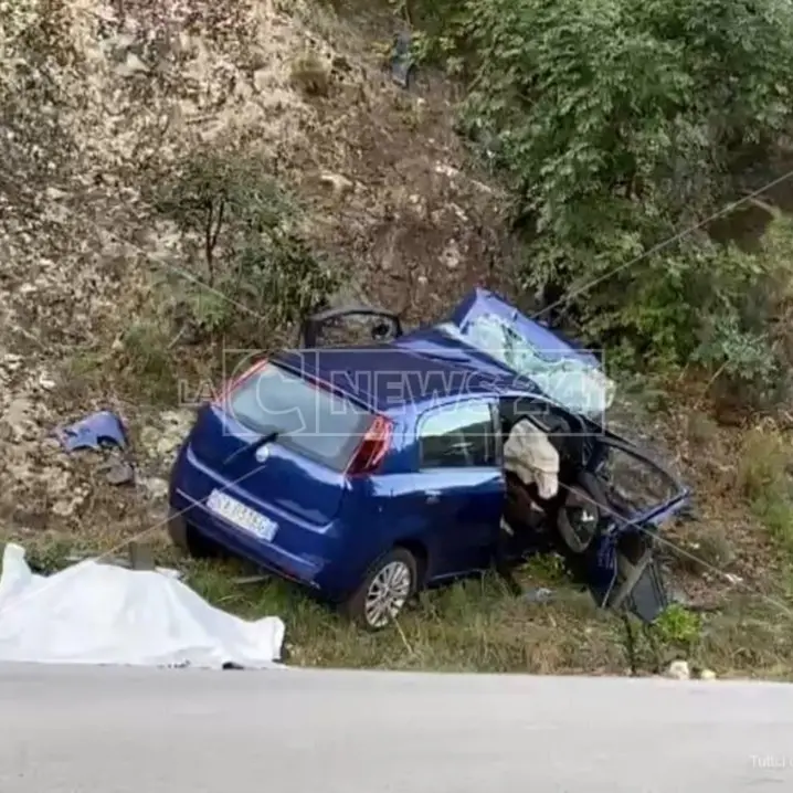 Incidente mortale a Caulonia: l’auto si schianta contro una parete rocciosa, perdono la vita due donne di 52 anni