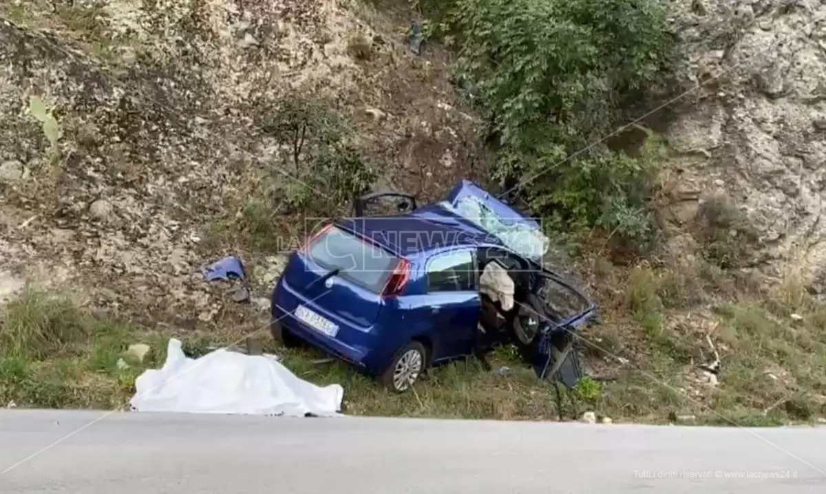 Incidente mortale a Caulonia: l’auto si schianta contro una parete rocciosa, perdono la vita due donne di 52 anni