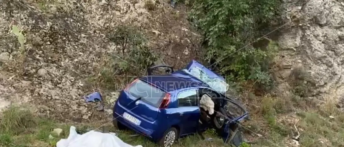 Incidente mortale a Caulonia: l’auto si schianta contro una parete rocciosa, perdono la vita due donne di 52 anni