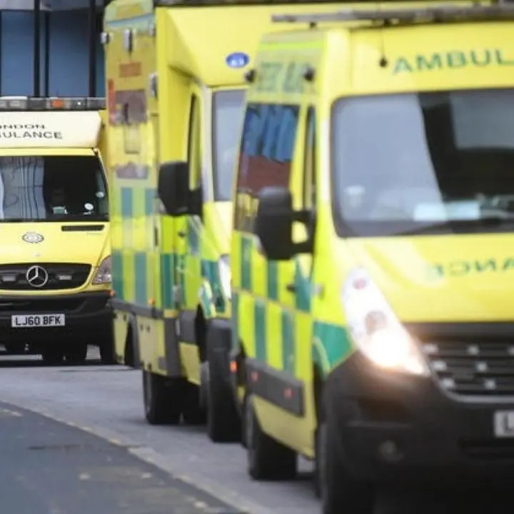 Covid, in Gran Bretagna ambulanze in fila davanti agli ospedali: «Presidi sull’orlo del baratro»