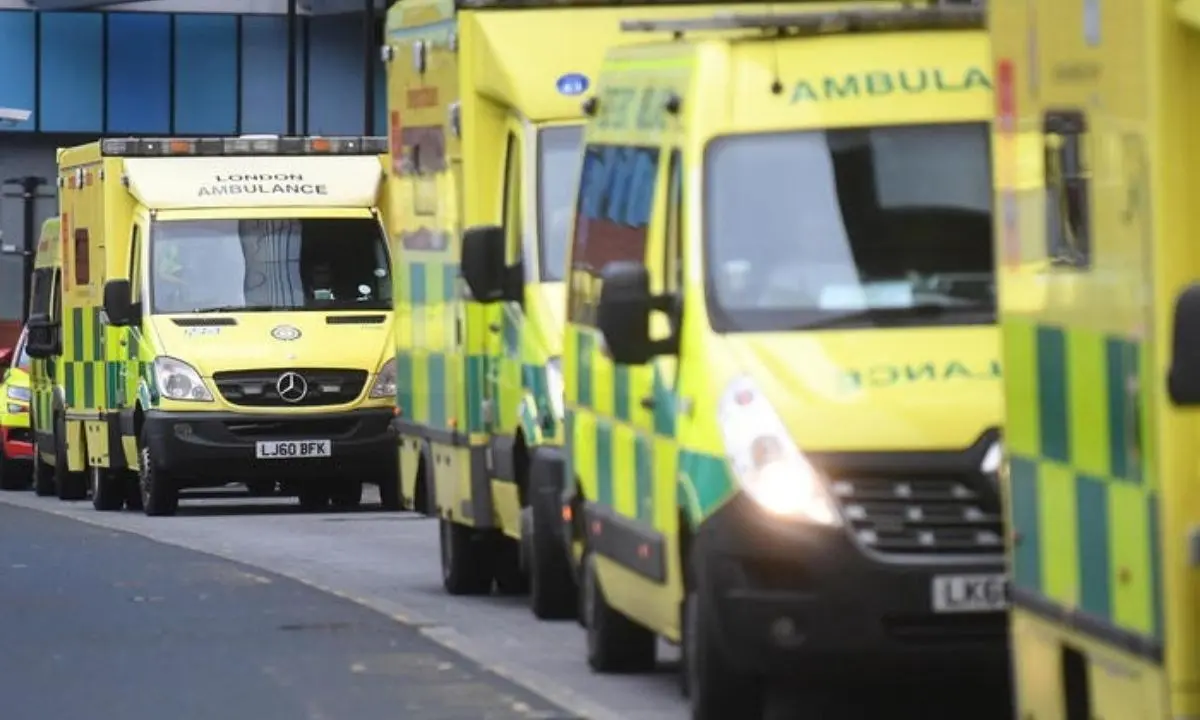 Covid, in Gran Bretagna ambulanze in fila davanti agli ospedali: «Presidi sull’orlo del baratro»