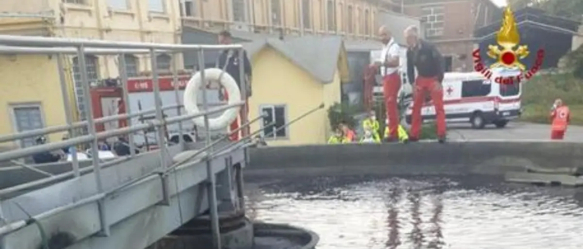Scivola in una vasca di depurazione per recuperare il pallone: muore 15enne