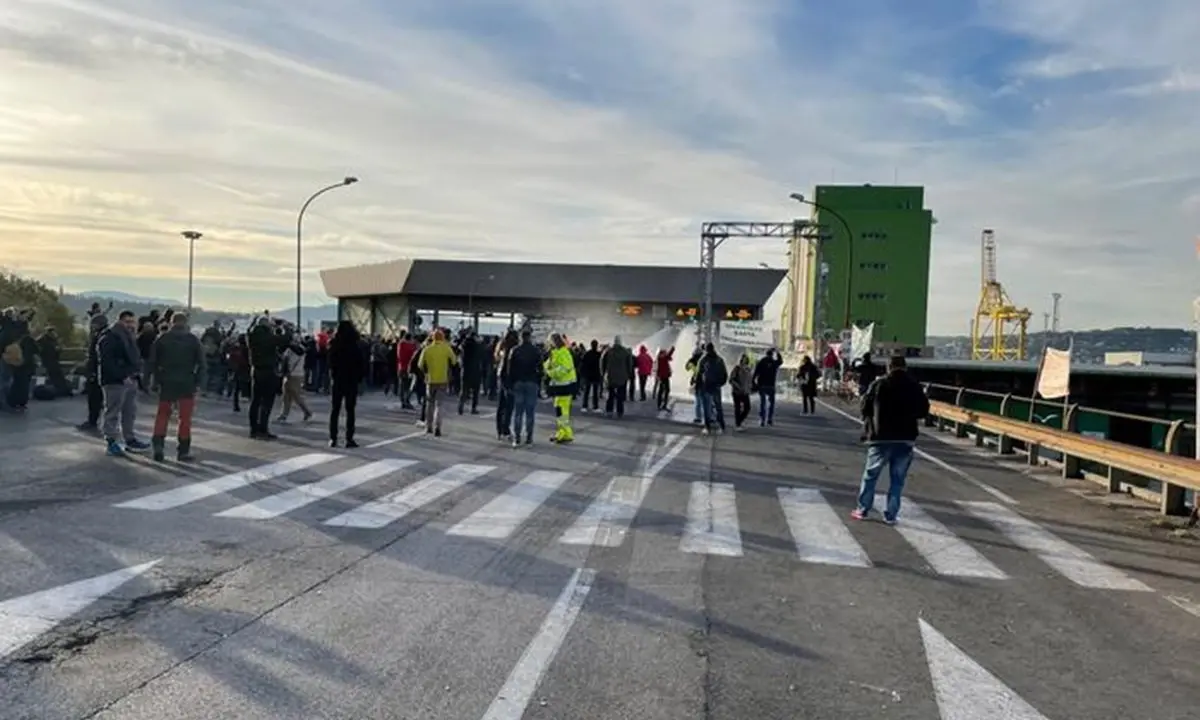 No green pass, al porto di Trieste la polizia sgombera i manifestanti: azionati gli idranti