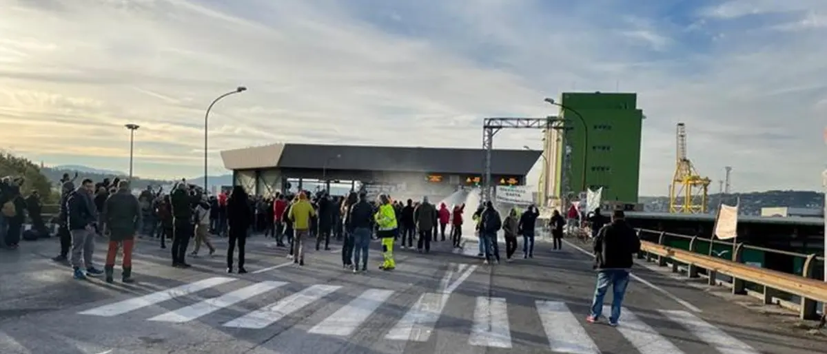 No green pass, al porto di Trieste la polizia sgombera i manifestanti: azionati gli idranti