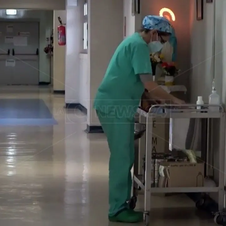 Sanità, gli infermieri di Cosenza: «Basta contratti brevi, occorre assumere le figure necessarie»