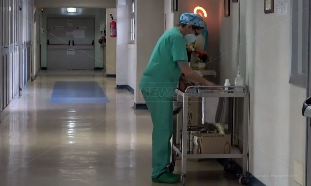 Sanità, gli infermieri di Cosenza: «Basta contratti brevi, occorre assumere le figure necessarie»