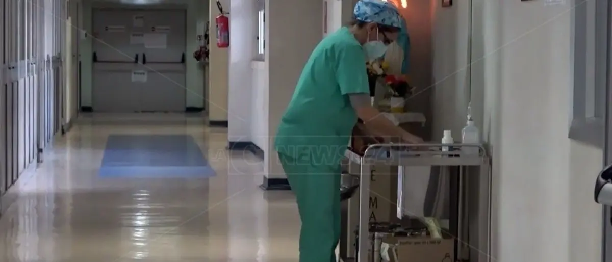 Sanità, gli infermieri di Cosenza: «Basta contratti brevi, occorre assumere le figure necessarie»