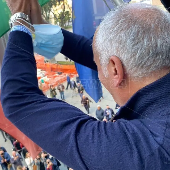 Franz Caruso nuovo sindaco di Cosenza, le reazioni: «Segnale importante per l’intera Calabria»