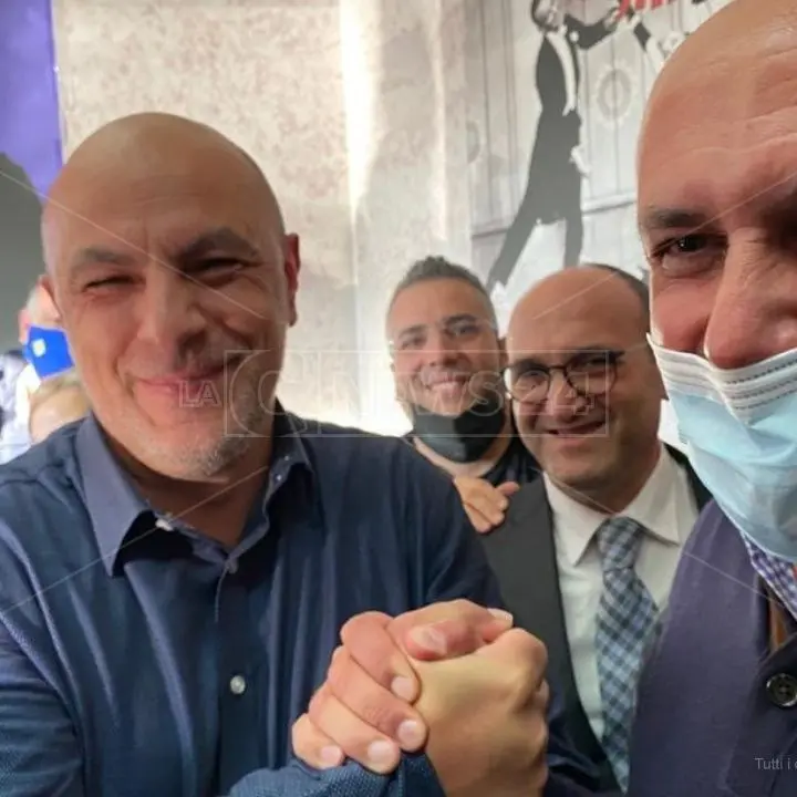 Cosenza, Franz Caruso fa festa intonando “Bella Ciao” ed entra a Palazzo dei Bruzi