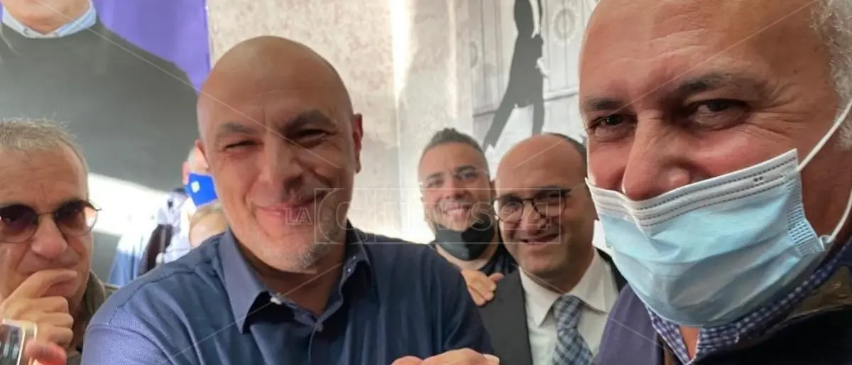 Cosenza, Franz Caruso fa festa intonando “Bella Ciao” ed entra a Palazzo dei Bruzi