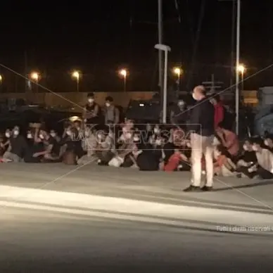 Migranti, soccorse altre 300 persone a Roccella Ionica: in Calabria 41 sbarchi in 4 mesi