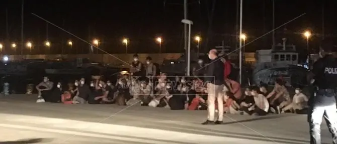 Migranti, soccorse altre 300 persone a Roccella Ionica: in Calabria 41 sbarchi in 4 mesi