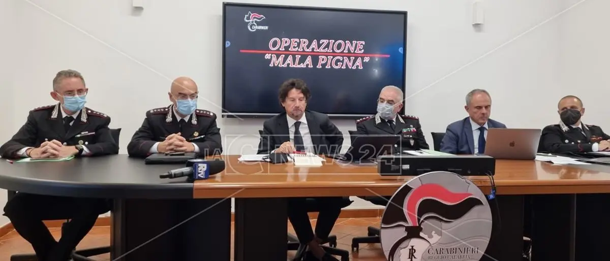 Inchiesta Mala Pigna, gli inquirenti: «Rifiuti pericolosi in terreni agricoli e professionisti al servizio dei clan»