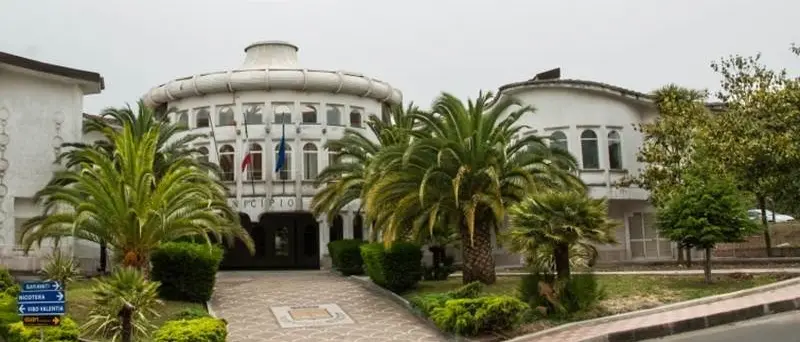 Mancano dipendenti, così un Comune del Vibonese fa lavorare i beneficiari del reddito di cittadinanza