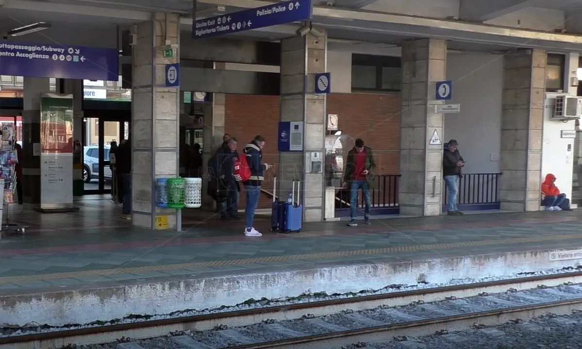 Agenti Polfer aggrediti, anche il sindacato dei carabinieri al sit-in di Lamezia