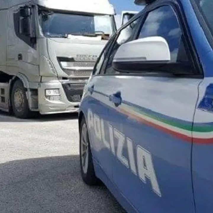 Camionista fermato con oltre 55 chili di hashish sull’A2: arrestato 53enne