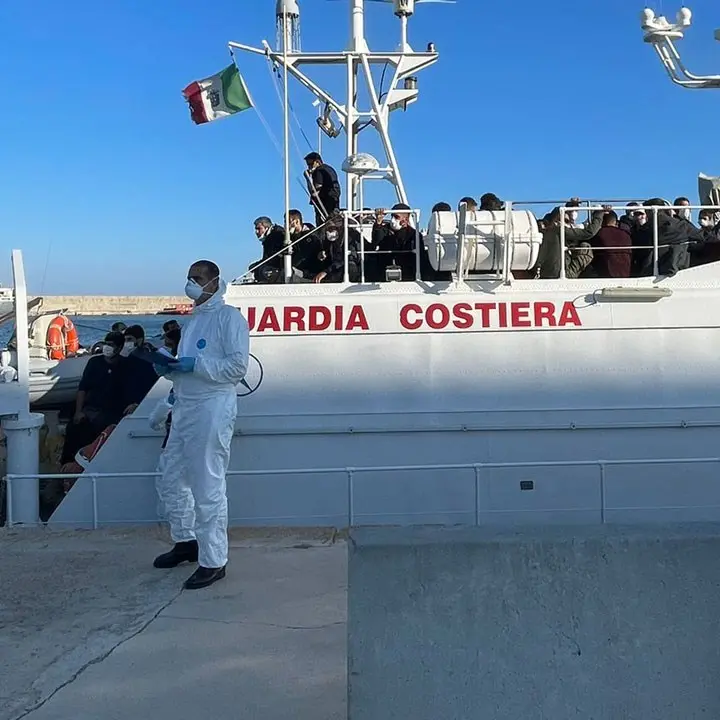 Migranti, sbarcate 127 persone al porto di Crotone: tra loro donne e bambini