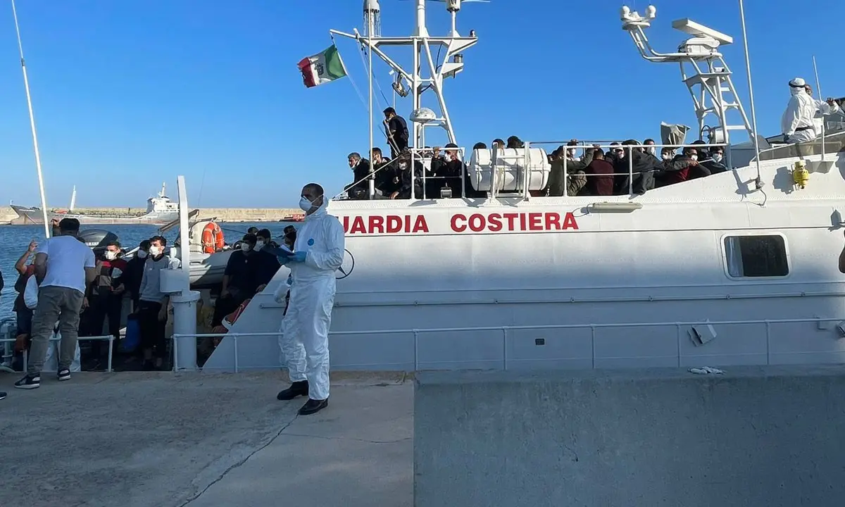 Migranti, sbarcate 127 persone al porto di Crotone: tra loro donne e bambini