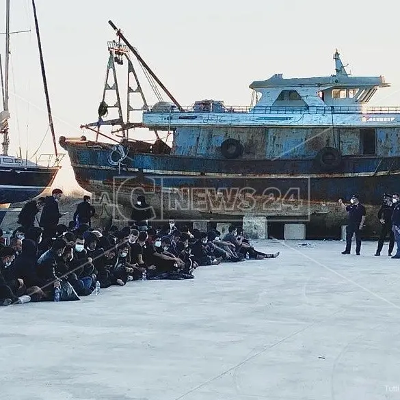 Migranti, giornata campale in Calabria: quasi in 500 arrivano sulla costa jonica, è allarme sbarchi