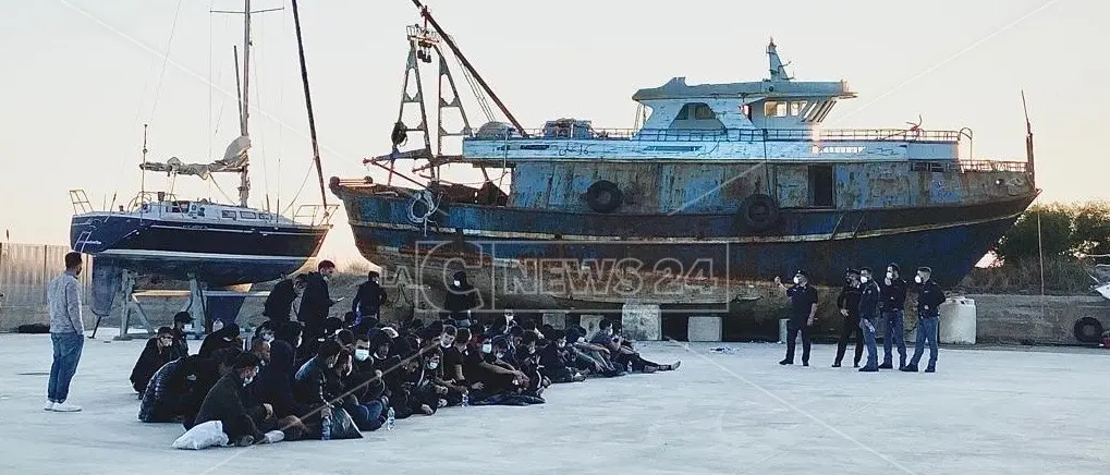 Migranti, giornata campale in Calabria: quasi in 500 arrivano sulla costa jonica, è allarme sbarchi