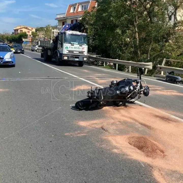 Incidente sulla Ss18, a San Lucido scontro frontale tra moto e auto: centauro trasferito in elisoccorso