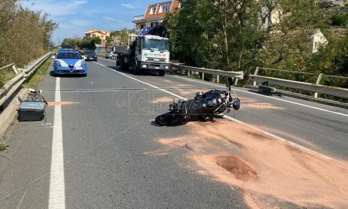 Incidente sulla Ss18, a San Lucido scontro frontale tra moto e auto: centauro trasferito in elisoccorso