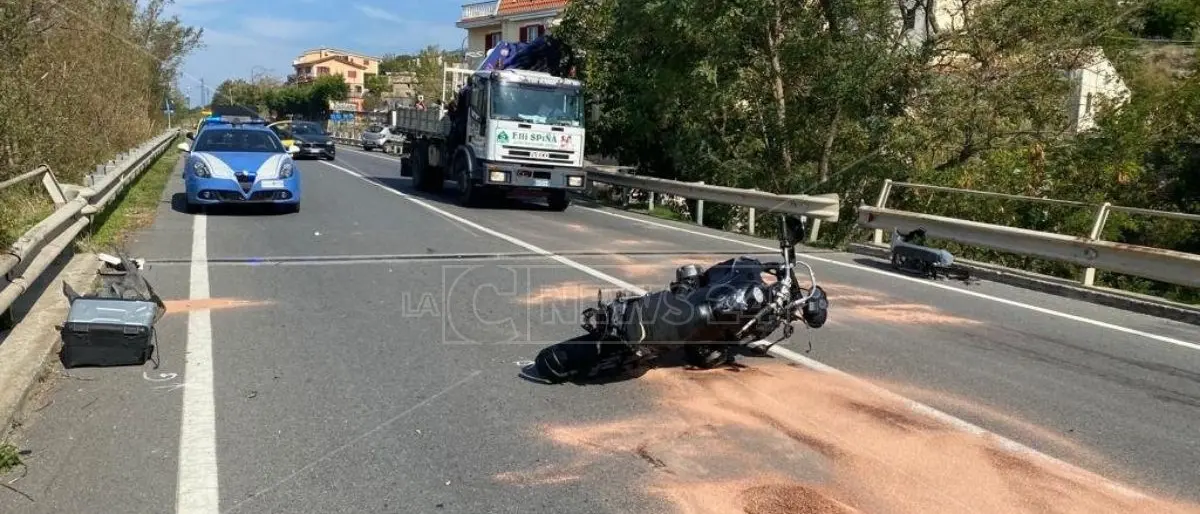 Incidente sulla Ss18, a San Lucido scontro frontale tra moto e auto: centauro trasferito in elisoccorso