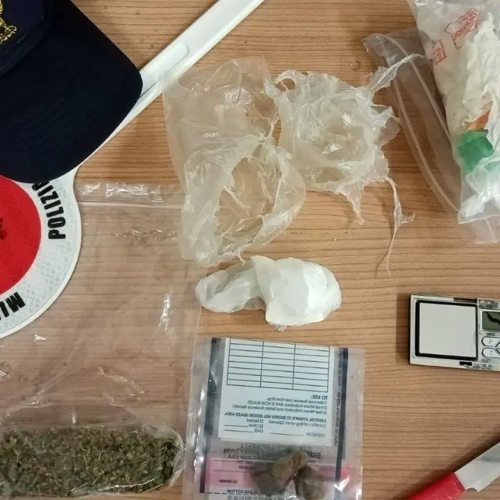 Cosenza, butta dalla finestra la coca durante una perquisizione: arrestato 24enne