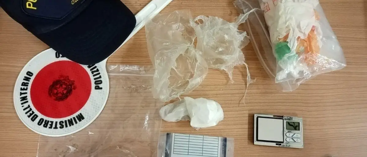 Cosenza, butta dalla finestra la coca durante una perquisizione: arrestato 24enne