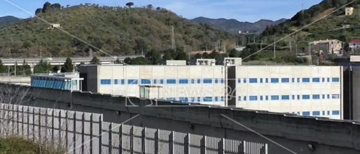 Carcere di Catanzaro, 5 telefonini e della droga trovati nella sezione di alta sicurezza