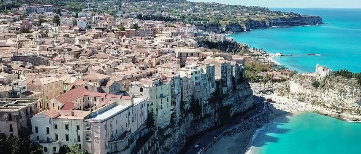 Tropea, affittano una casa per le vacanze ma è una truffa: disavventura per otto 20enni molisani