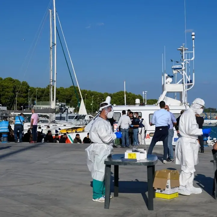 Migranti, sindaco Roccella: «Comune e volontari allo stremo, ma il ministero non ci aiuta»