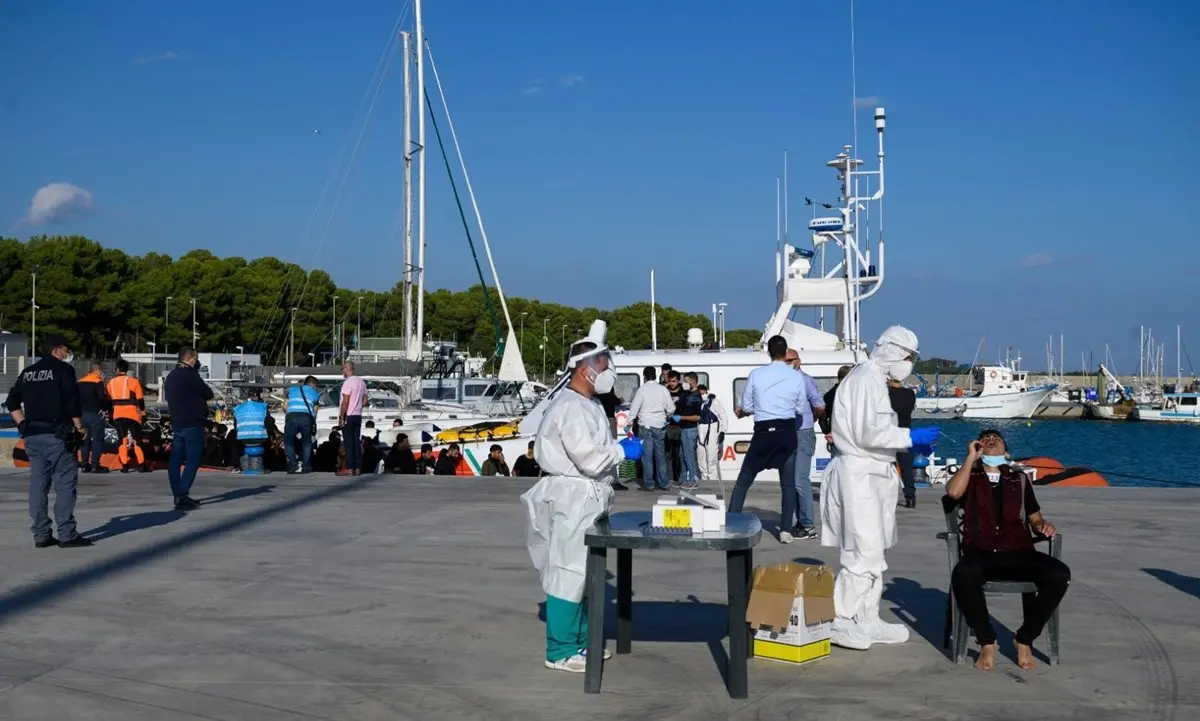 Migranti, sindaco Roccella: «Comune e volontari allo stremo, ma il ministero non ci aiuta»