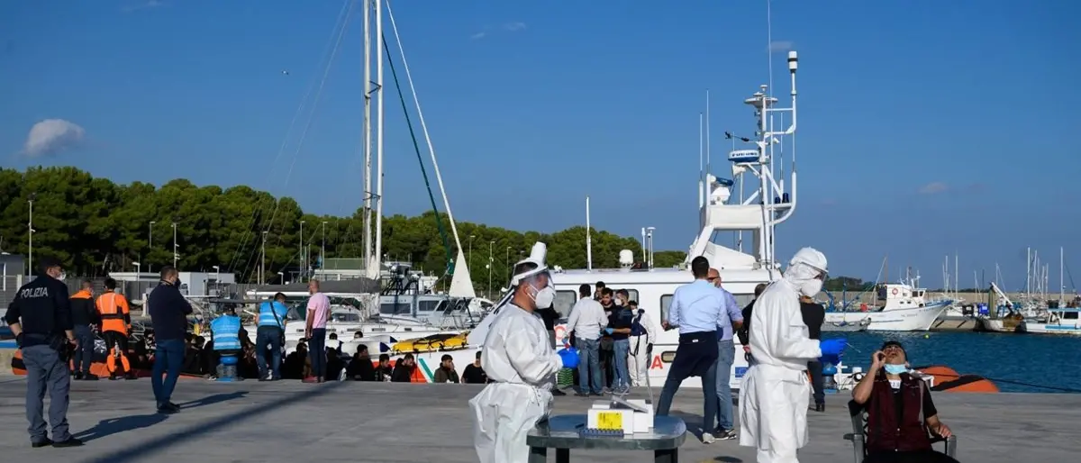 Migranti, sindaco Roccella: «Comune e volontari allo stremo, ma il ministero non ci aiuta»