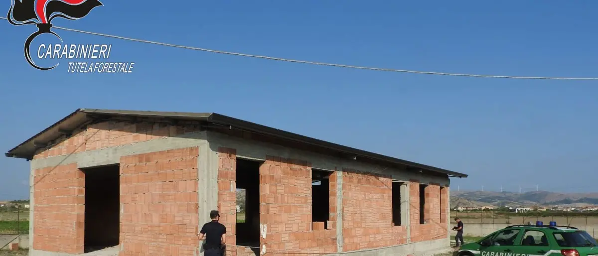 Abusivismo edilizio, sequestrato fabbricato nel Crotonese: una persona denunciata