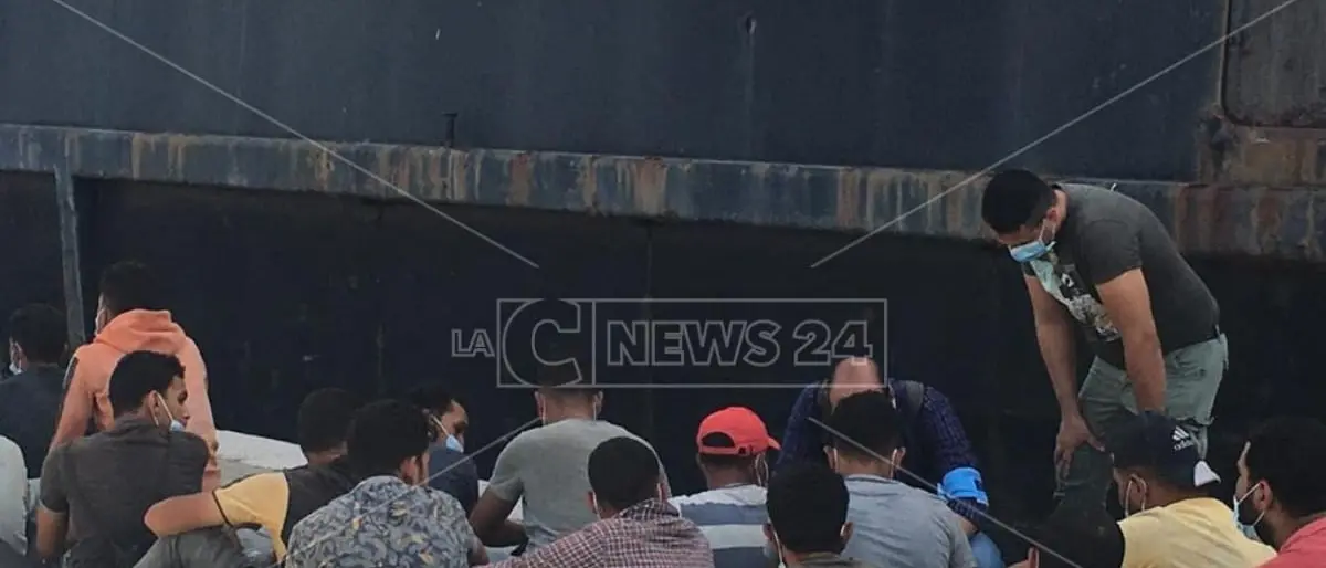 Migranti, ancora arrivi in Calabria: 329 profughi soccorsi nello Ionio e diretti a Crotone