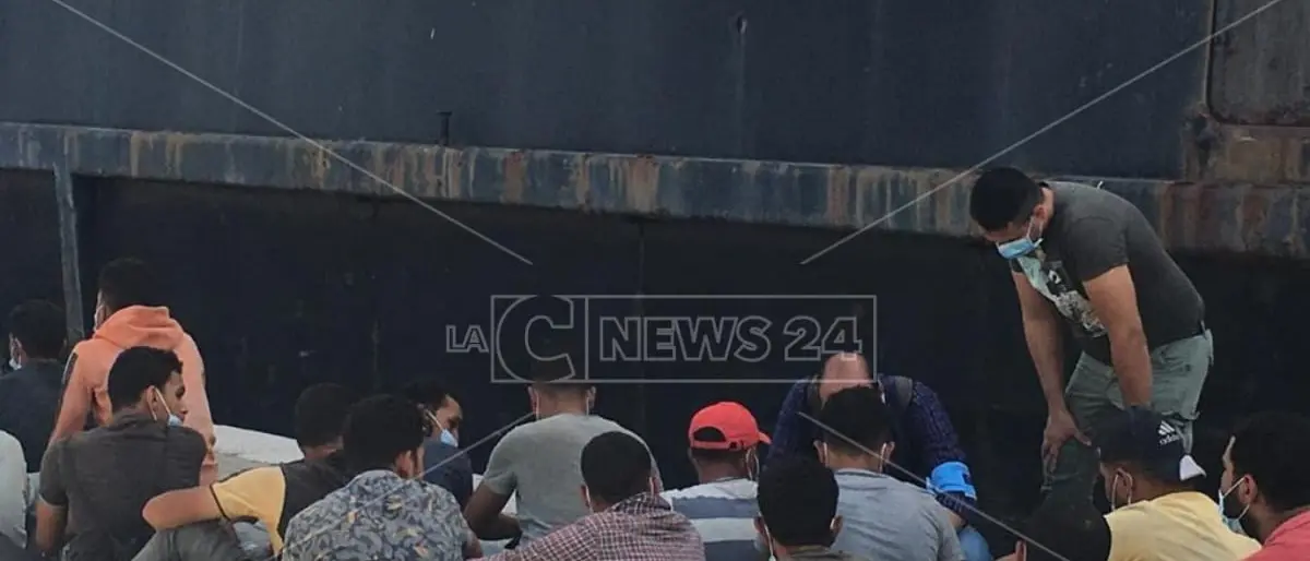 Migranti, emergenza senza fine: al porto di Reggio Calabria approdate 56 persone