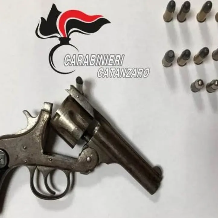 Maida: nascondeva una pistola revolver pronta all’uso in casa, denunciato 38enne